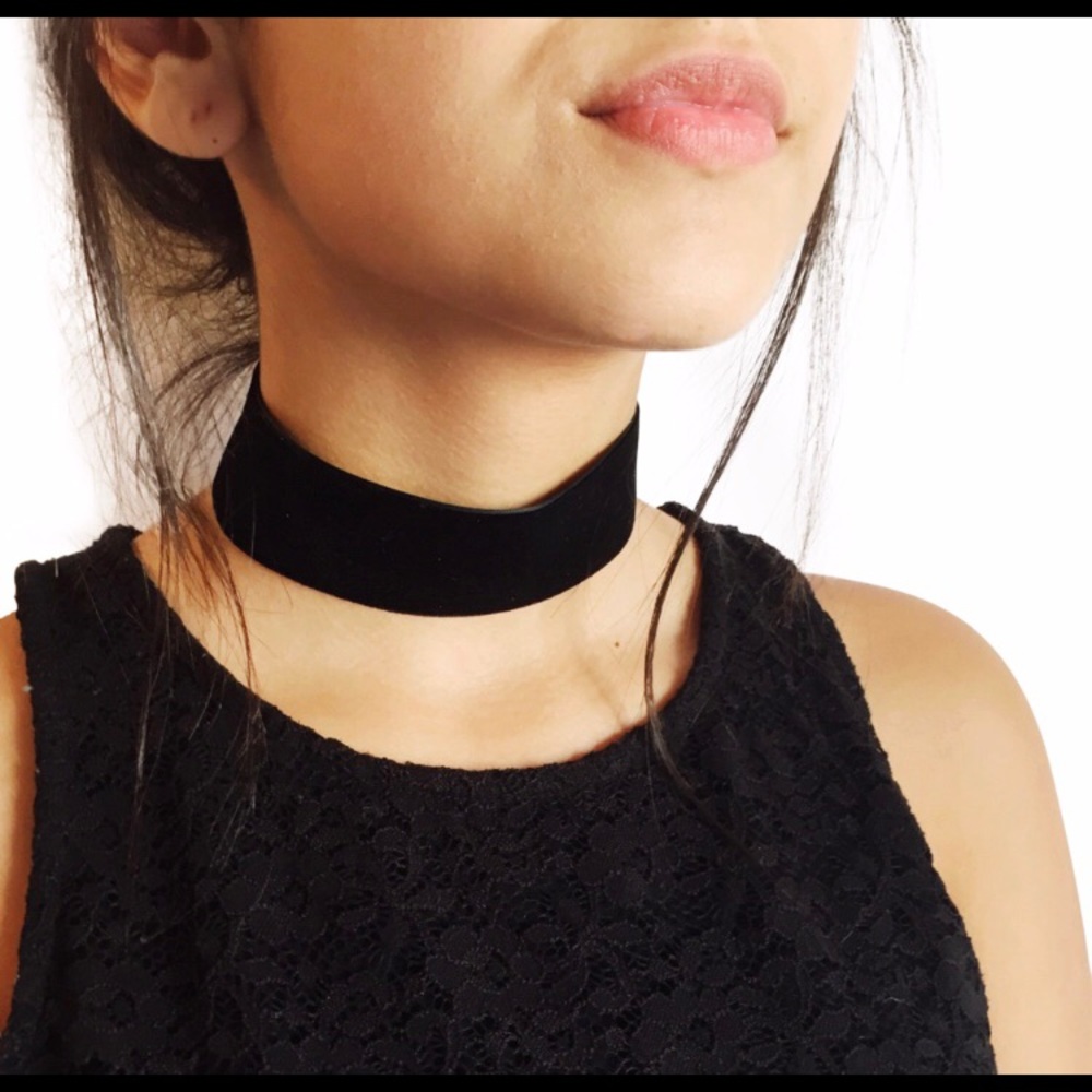 Thick velvet choker